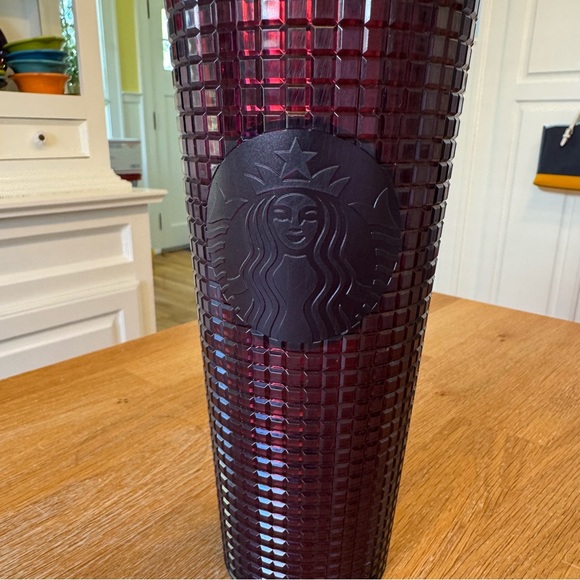 ⭐️ Starbucks 2020 Berry Plum Grid Disco Holiday 24oz Venti Tumbler - Picture 3 of 7
